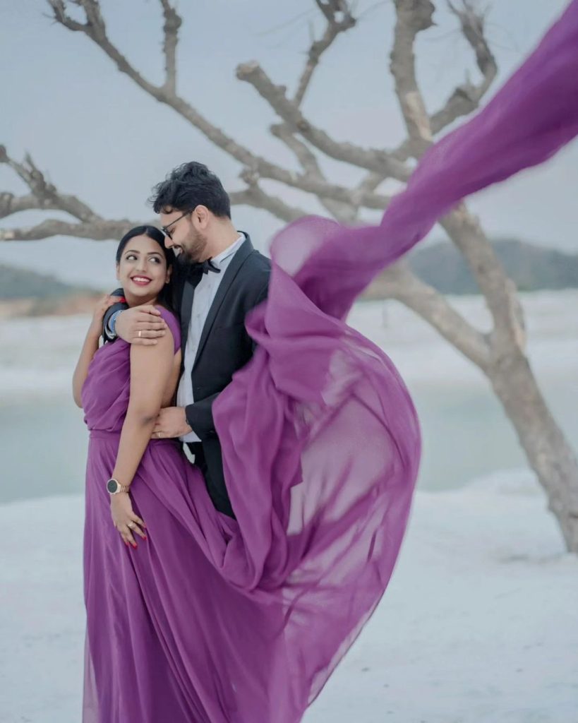 couples seeing each other at the time of their pre-wedding photoshoot