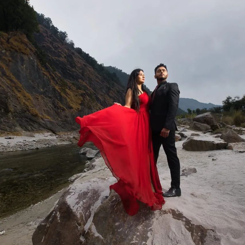 Couples wearing best   outfit at the time of their pre wedding shoot