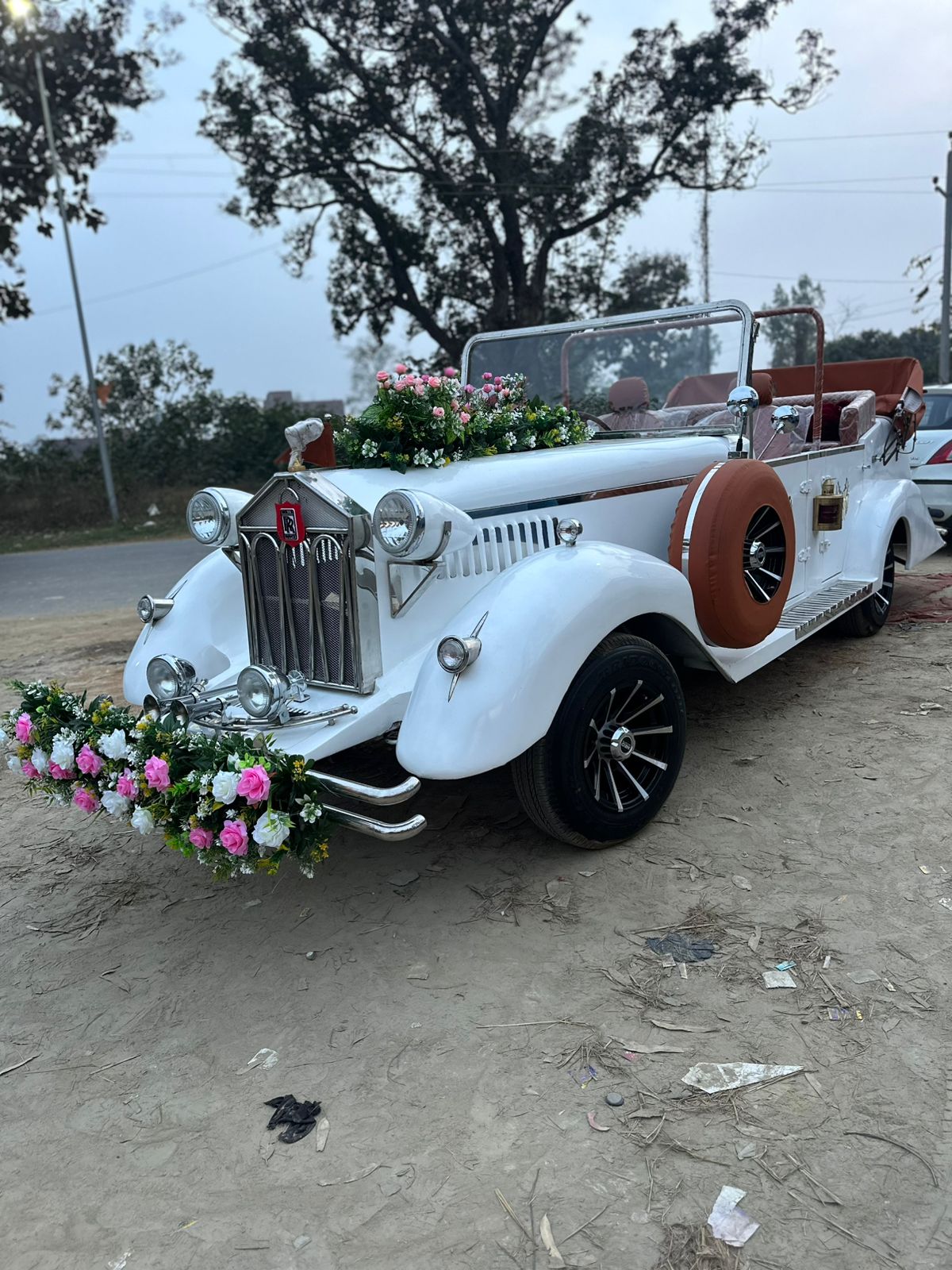Beautiful vintage car available for wedding barat and photoshoot in Padrauna by Sarswati Event.