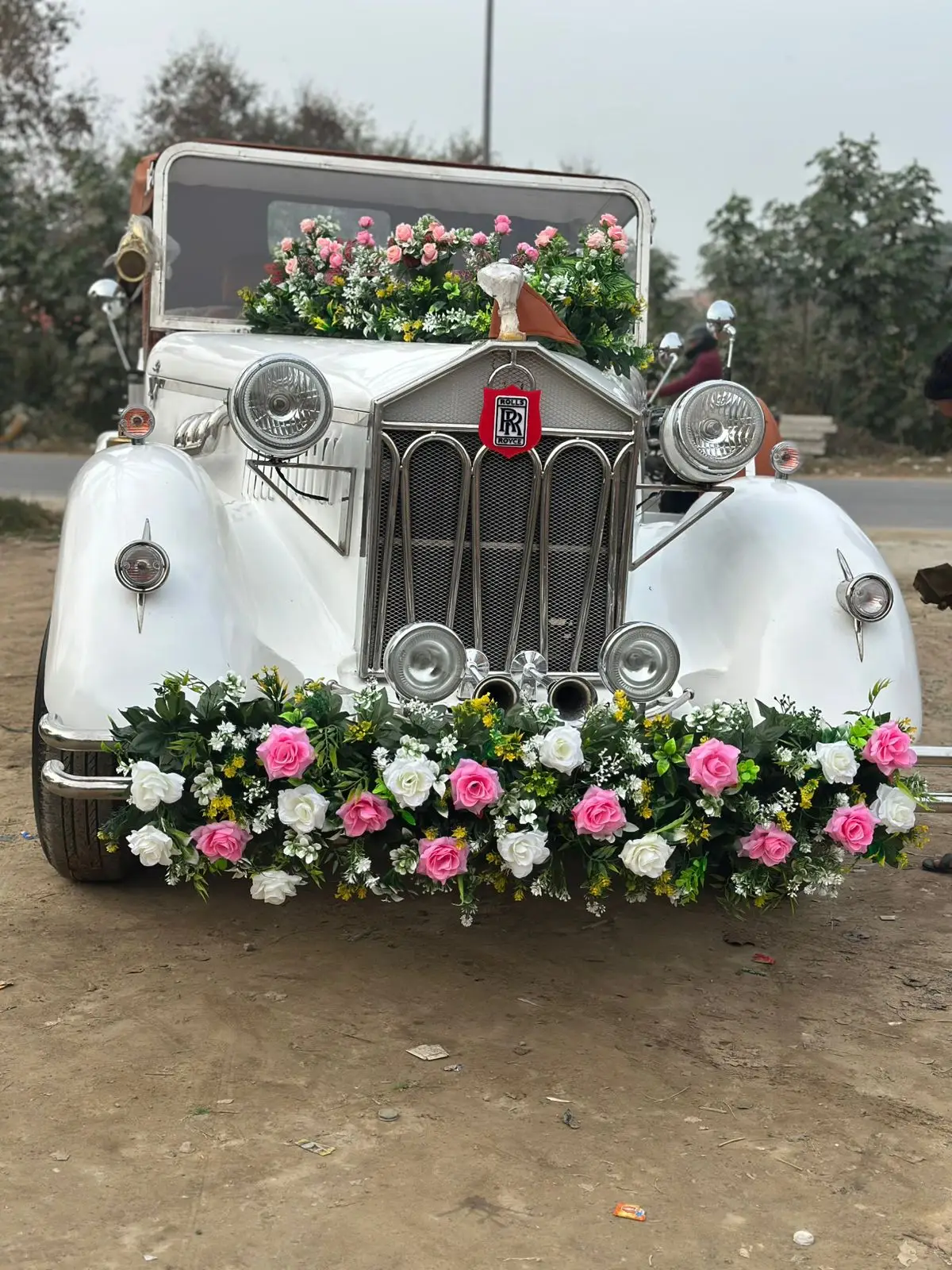 Luxury vintage car available for royal wedding entry and premium events in mau by Sarswati Event.